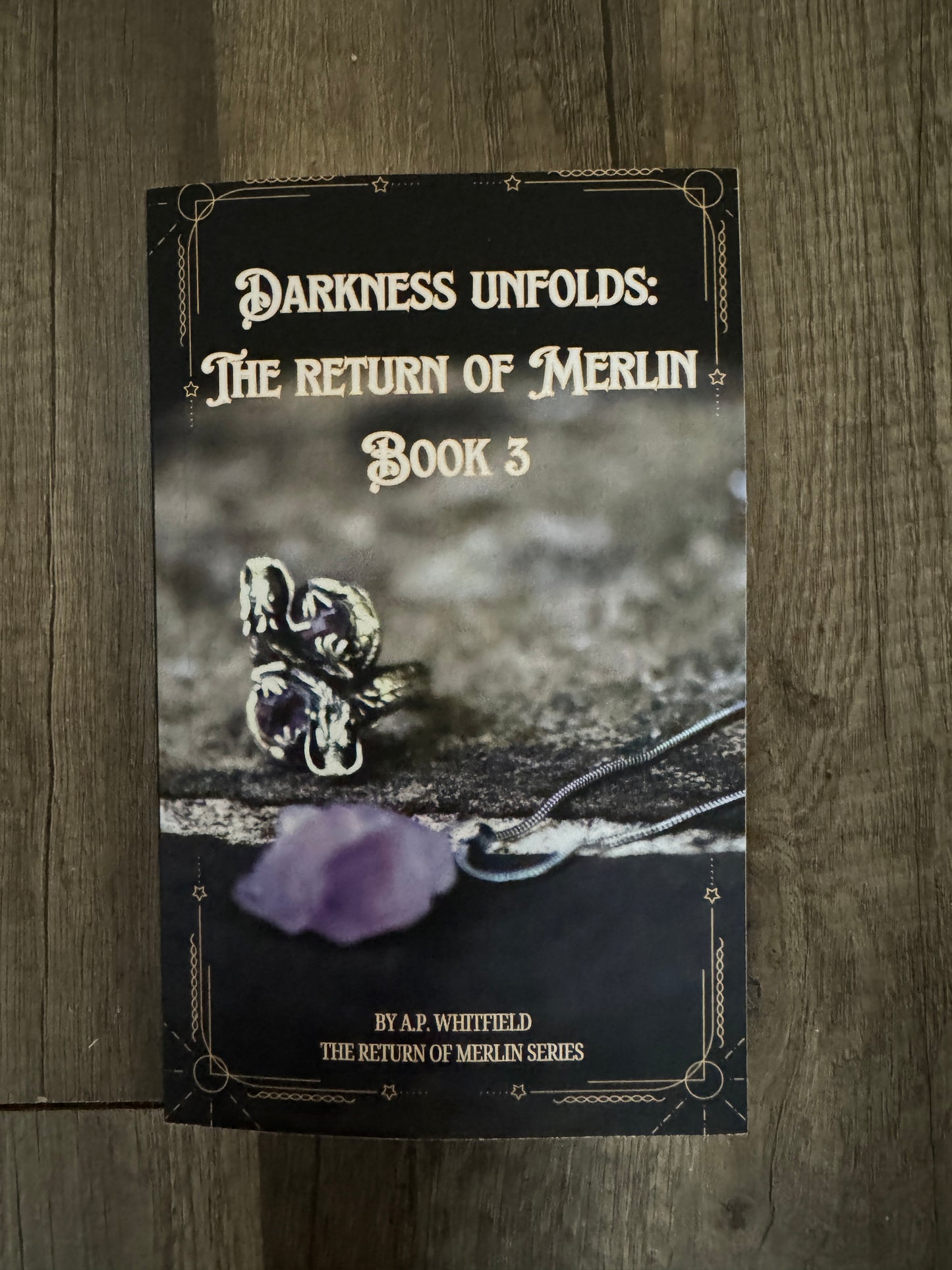 Darkness Unfolds: The Return of Merlin Book 3(Paperback)